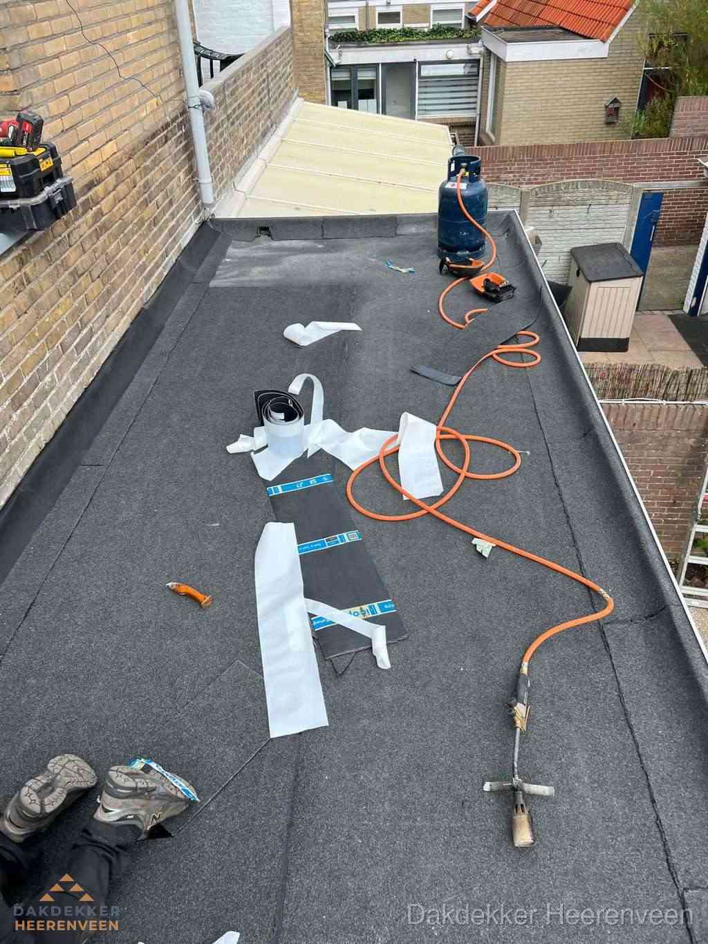 Dakdekker brengt EPDM dakbedekking aan op plat dak in Heerenveen